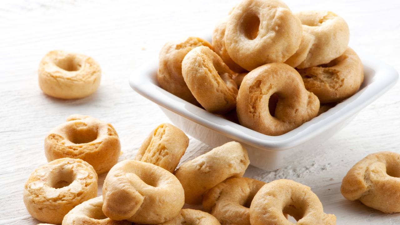 taralli-con-la-cipolla-fritta-ricetta-croccante-e-leggera.-uno-tira-laltro:-basta-comprarli