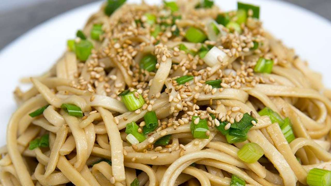 udon-con-salsa-alle-arachidi-e-semi-di-sesamo,-quando-la-cucina-asiatica-incontra-la-modernita