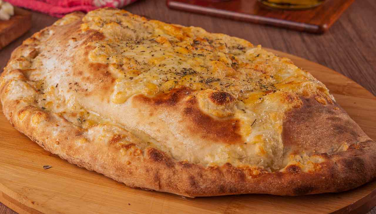 prepara-il-calzone-al-forno-per-cena:-non-sporchi-nulla,-e-sono-tutti-felici!