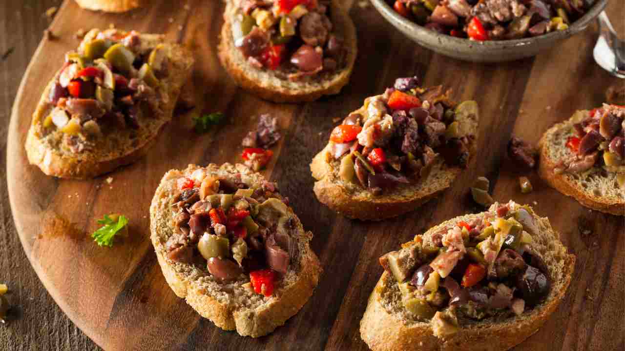 bruschette-con-crema-di-olive-e-pomodori:-ricettina-sfiziosa-per-un-aperitivo-con-amici