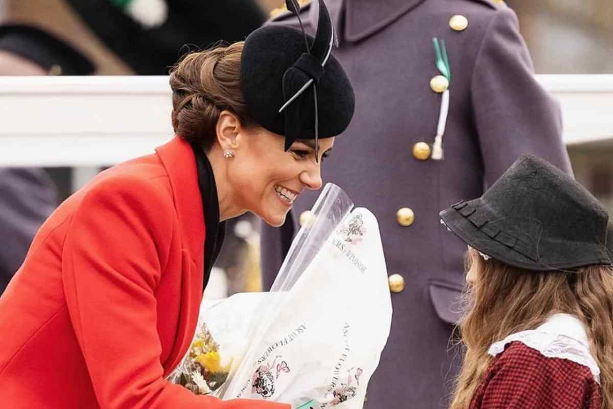 kate-middleton-il-cappotto-leggero-fa-girare-la-testa-a-tutti:-colore-top,-indispensabile-in-primavera