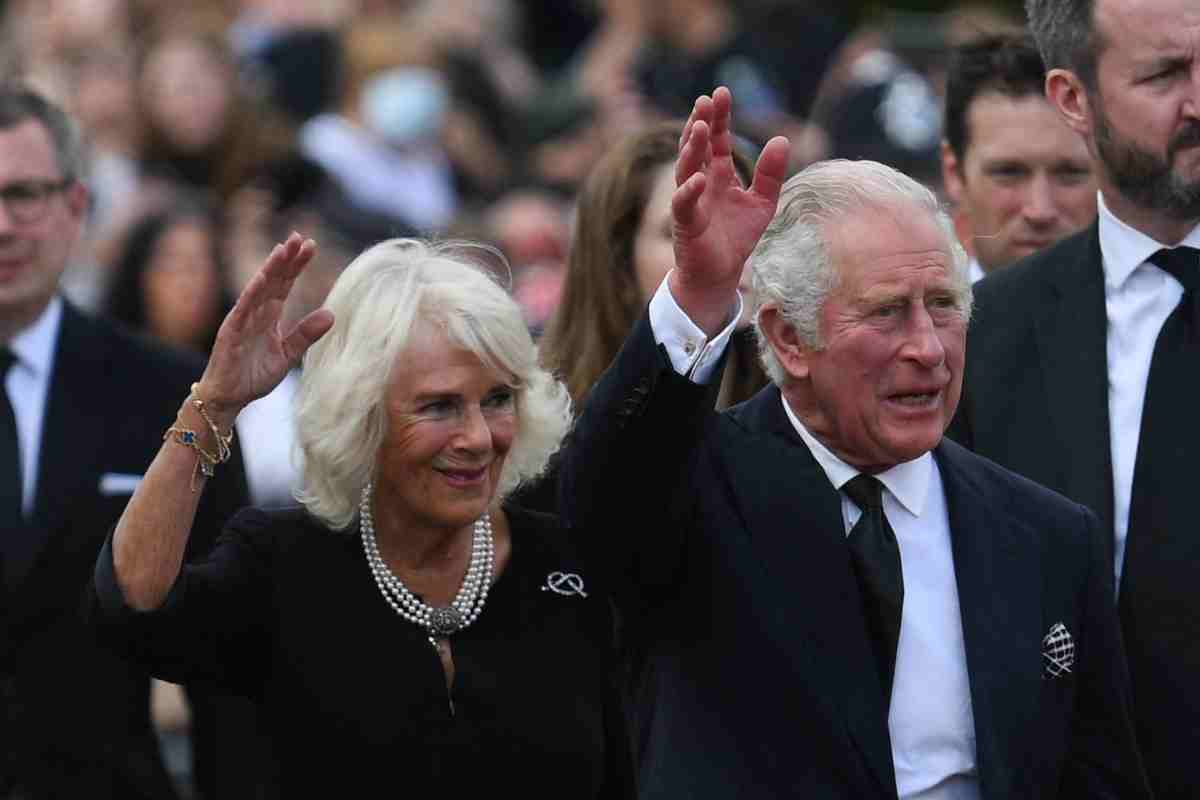 re-carlo-e-camilla,-gli-abiti-dellincoronazione:-ecco-cosa-indosseranno