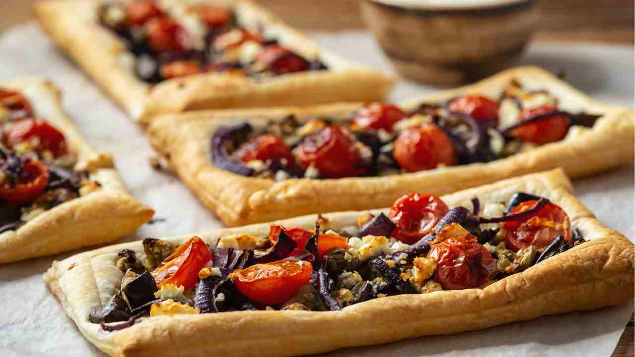 pizzette-sfogliate-con-melanzane-a-funghetto:-nulla-di-piu-buono-a-cena,-finiranno-subito!