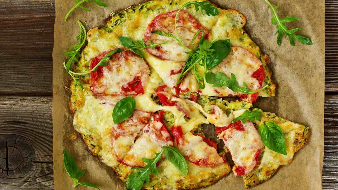 la-ricetta-della-pizza-non-pizza-che-sta-spopolando:-facile,-leggera-e-super-veloce-da-copiare-subito