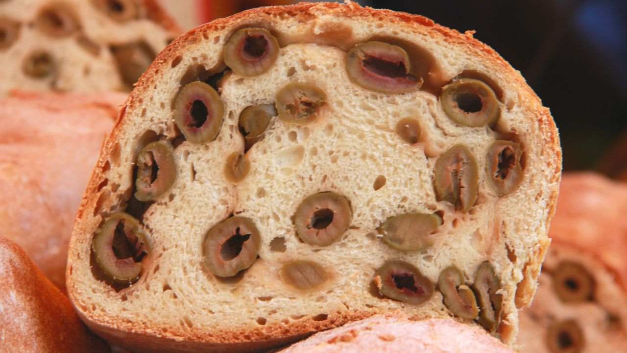 pane-alle-olive:-in-questa-versione-lo-prepari-in-pochissimi-minuti-|-la-ricetta-subito-pronta