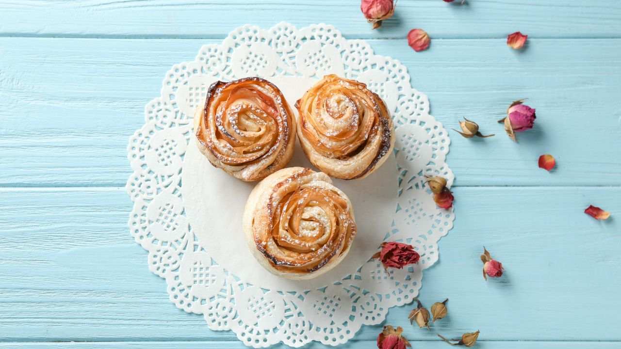 bastano-un-rotolo-di-pasta-sfoglia-e-un-frutto-buonissimo-per-preparare-un-dolce-coi-fiocchi