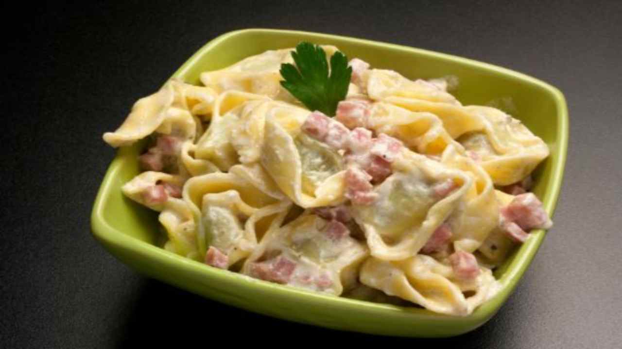 tortellini-panna-e-prosciutto:-un-primo-da-leccarsi-i-baffi!