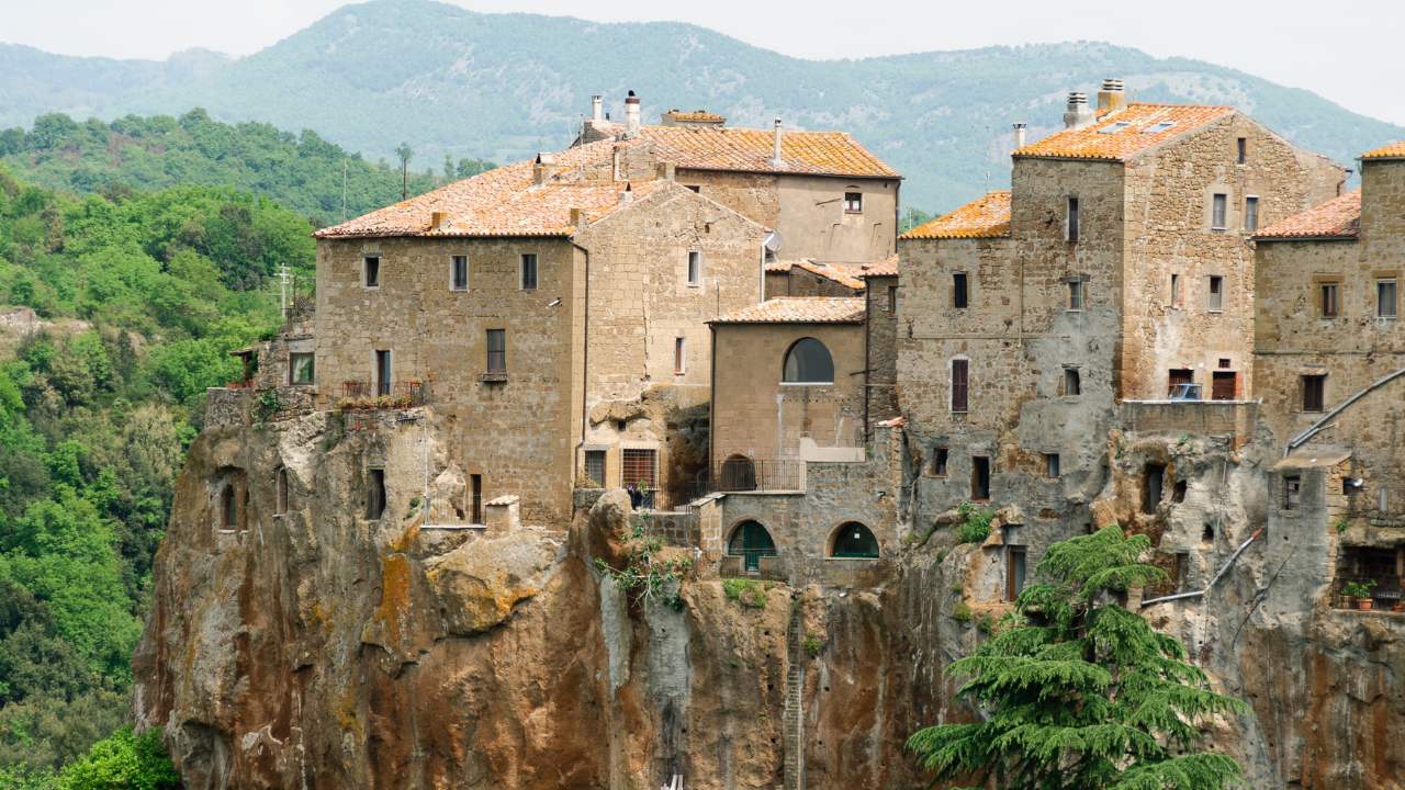 pitigliano:-il-borgo-con-una-delle-attrazioni-piu-suggestive-ditalia,-da-non-perdere