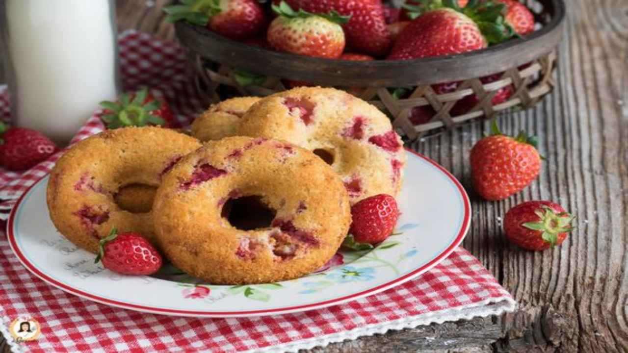 ciambelline-alle-fragole:-le-fai-con-3-ingredienti-e-sono-uno-spettacolo,-mai-piu-senza