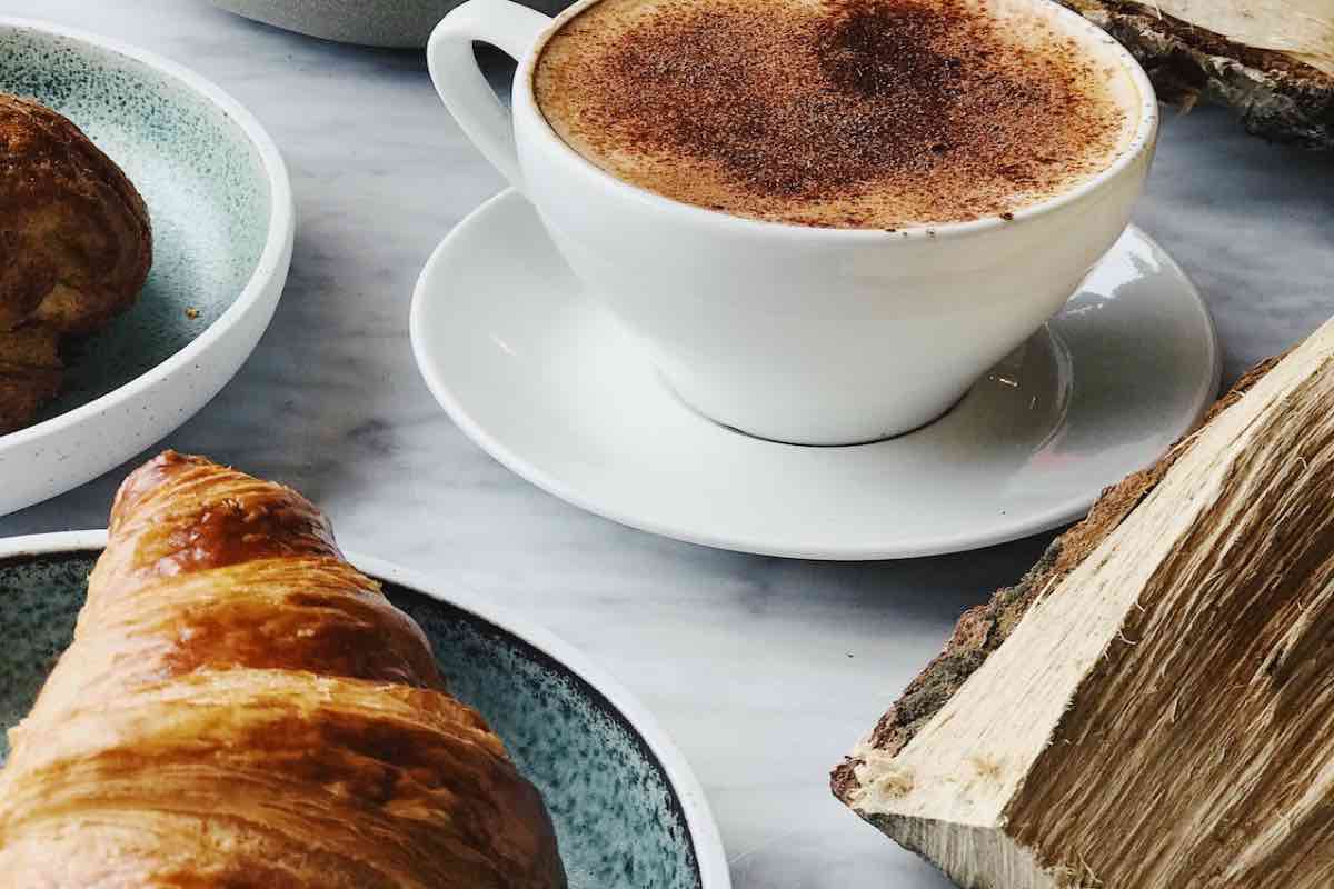 cosa-succede-se-fai-colazione-con-cornetto-e-cappuccino:-conseguenze-sorprendenti