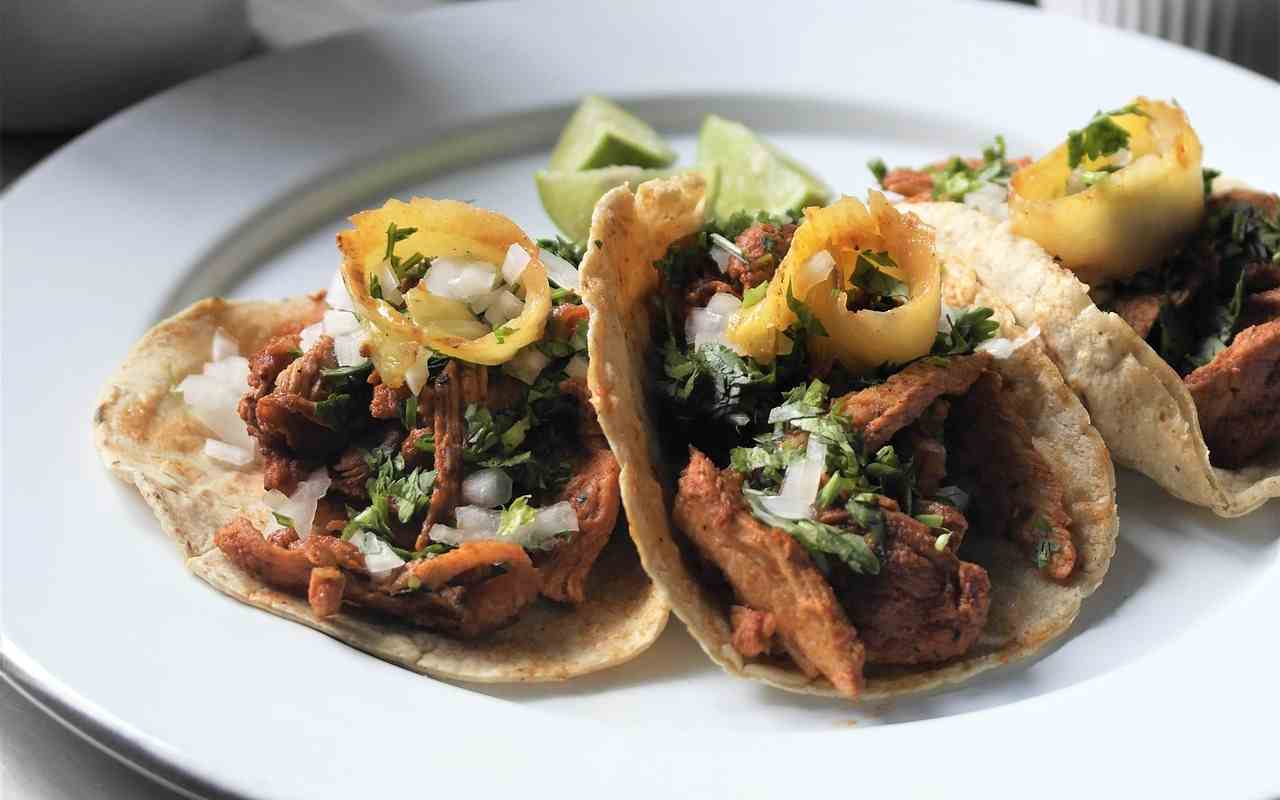 tacos-integrali-pollo-e-spinaci,-stasera-abbiamo-una-cena-sfiziosa-e-leggerissima-che-puoi-preparare-quando-vuoi