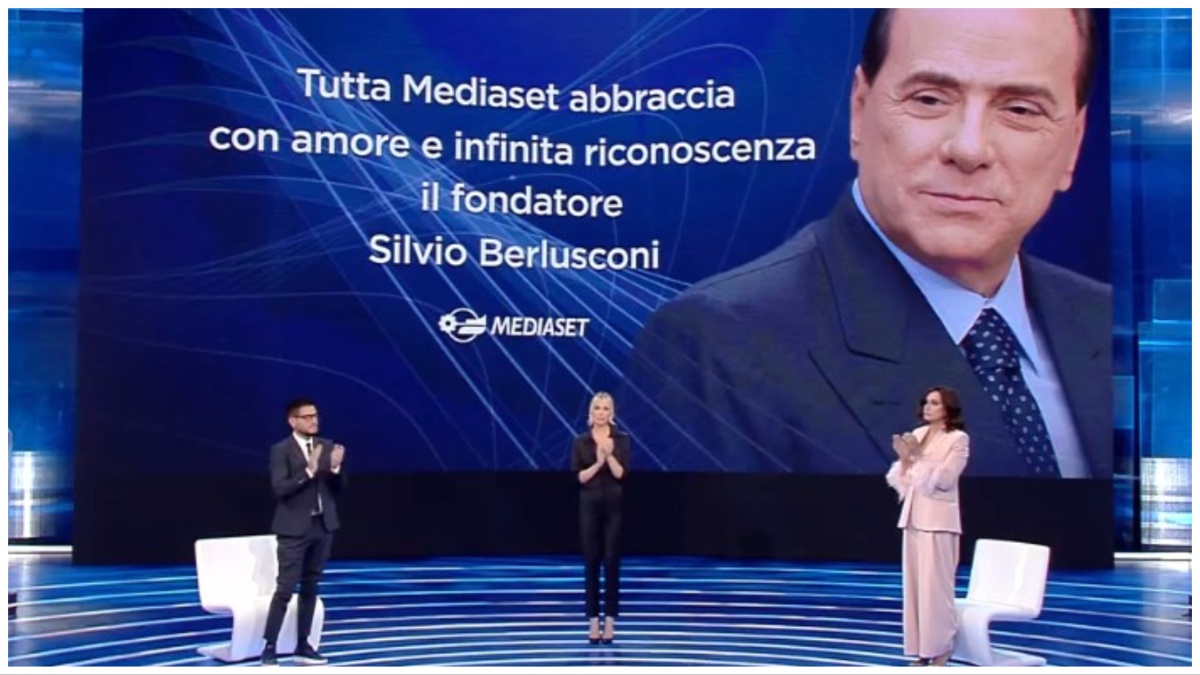 isola-dei-famosi,-ilary-blasi-omaggia-silvio-berlusconi:-non-si-perdeva-una-puntata