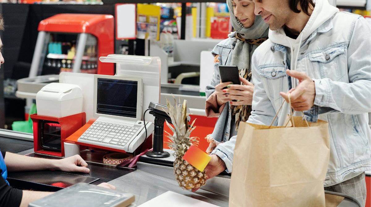 aggredisce-la-cassiera-del-supermercato-a-cui-il-marito-aveva-rivolto-uno-sguardo-di-troppo