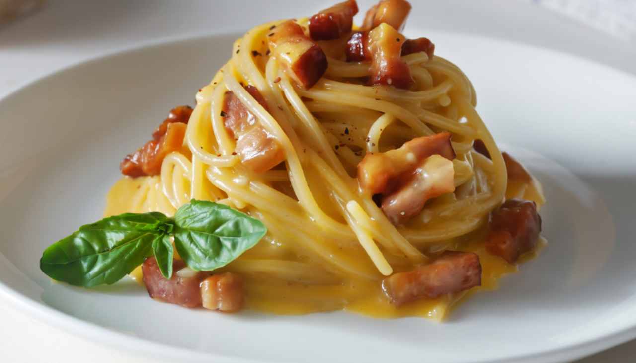 spaghetti-alla-carbonara-cremosissimi-|-appetitosi-e-saporiti-|-nessuno-sa-dirgli-di-no!