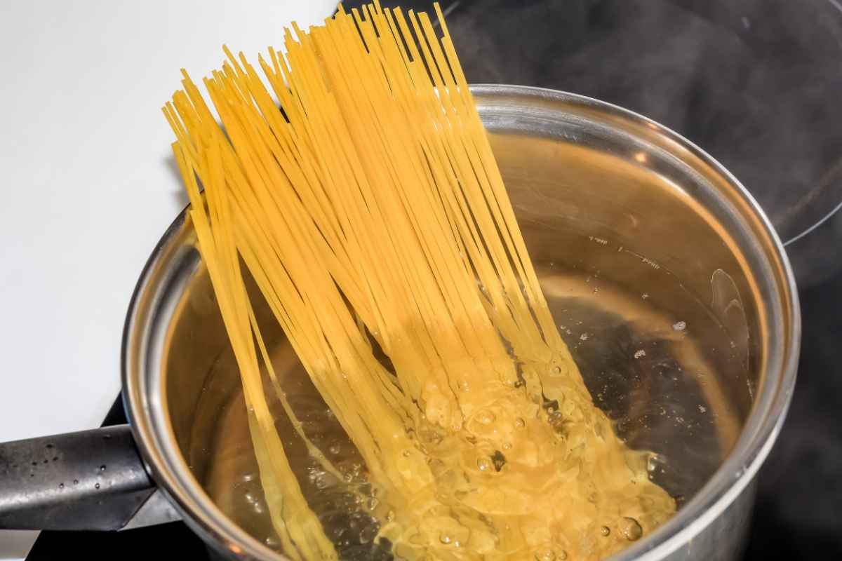 spaghetti-ed-una-confezione-di-uova,-facci-un-primo-piatto:-una-spolverata-di-parmigiano-e-fai-felici-tutti