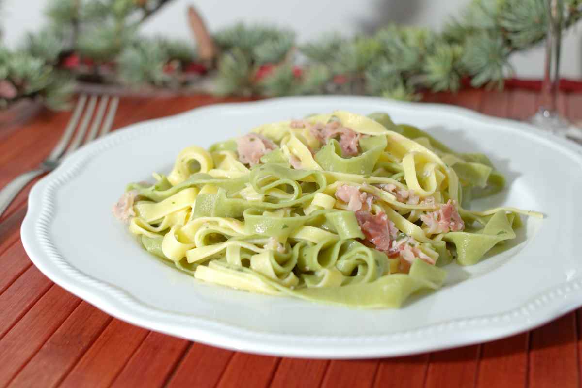 condisco-le-tagliatelle-paglia-e-fieno-con-questo-sughetto-e-spariscono-in-un-secondo:-che-goduria!