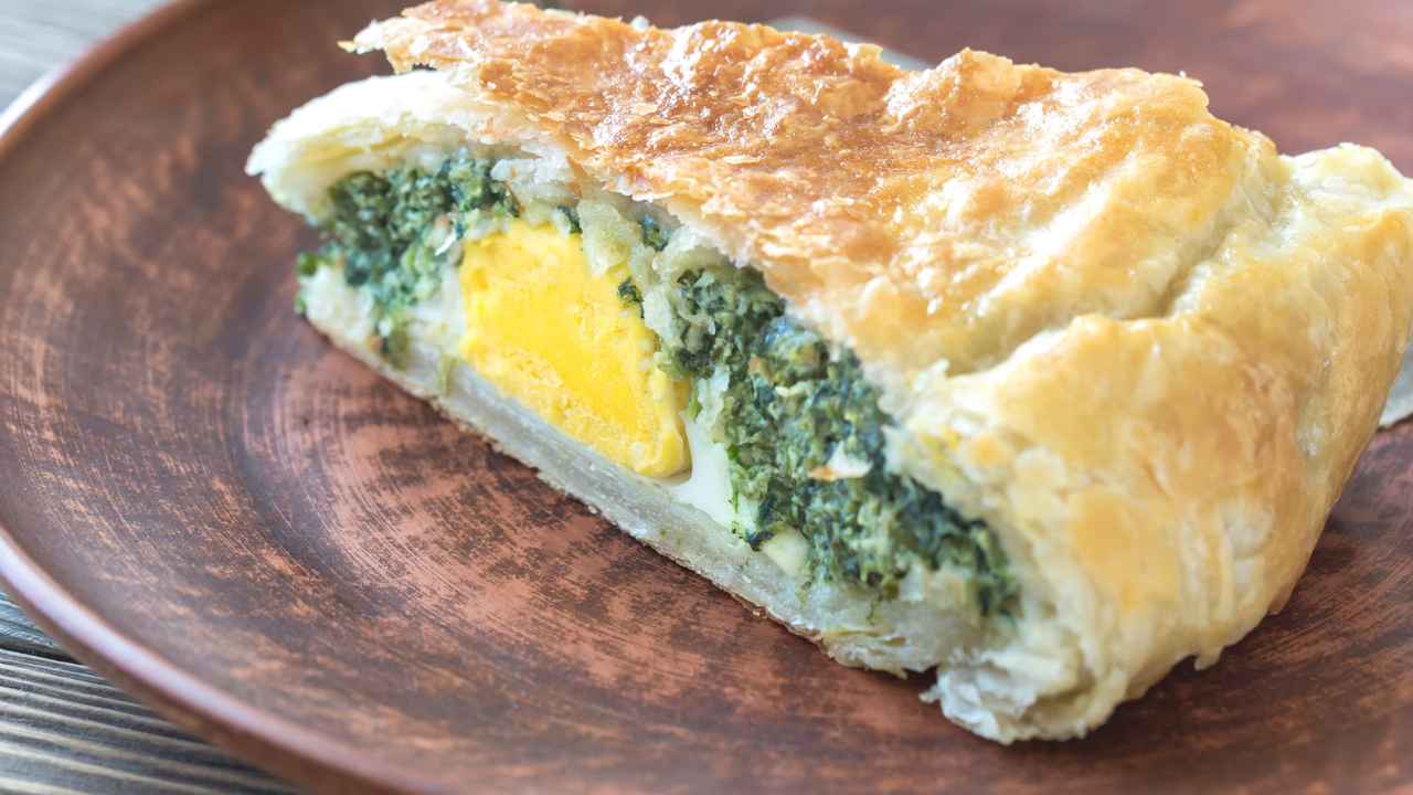 la-domenica-sera-mi-piace-sedermi-sul-divano-e-mangiare-comoda,-mi-porto-avanti-nel-pomeriggio-questa-torta-agli-spinaci,-se-la-divorano-in-famiglia!