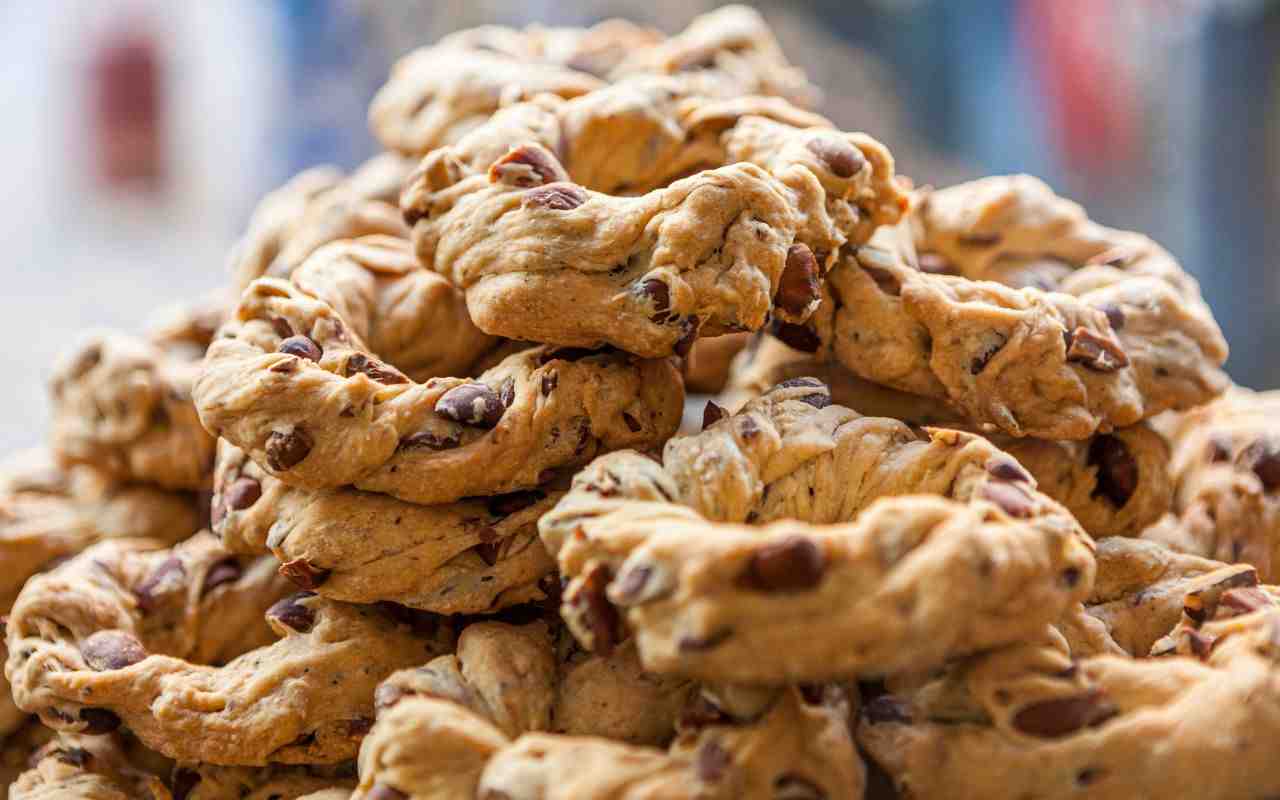 a-casa-mia-si-fanno-i-taralli-con-la-sugna,-il-pepe-e-le-mandorle,-sono-di-napoli-ovviamente-e-la-ricetta-si-tramanda-di-generazione-in-genarazione,-sono-strepitosi!