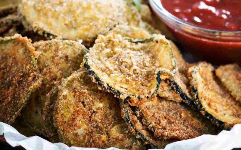 faccio-le-chips-di-zucchine-nella-friggitrice-ad-aria-avvolte-in-una-croccante-panatura,-leggere-e-davvero-irresistibili,-una-tira-laltra