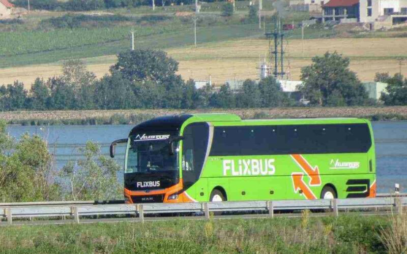 pullman-flixbus-si-schianta-in-autostrada:-morto-un-19enne,-sei-feriti