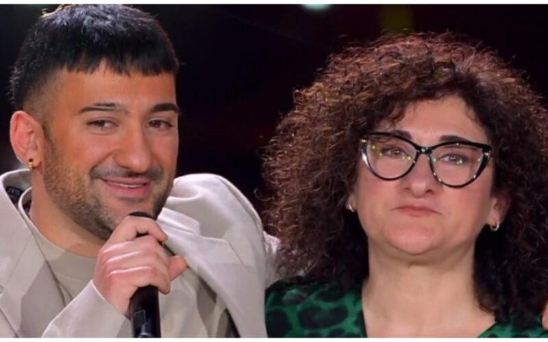 the-voice-generations,-il-siciliano-roccuzzo-canta-con-la-madre-e-strega-tutti-video