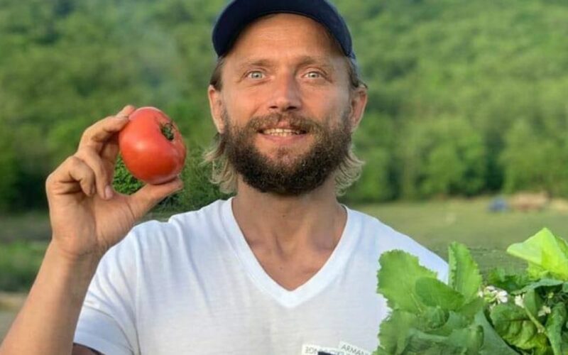 influencer-vegano-lascia-morire-di-fame-il-figlio-di-un-mese:-nutrito-solo-coi-raggi-solari