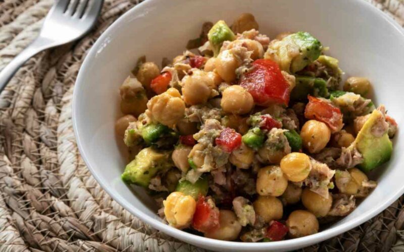 ma-basta-con-il-solito-tonno-e-fagioli,-mettici-i-ceci,-lavocado-e-qualche-altro-ingredientuccio,-fai-un-insalata-da-190-kcal-top