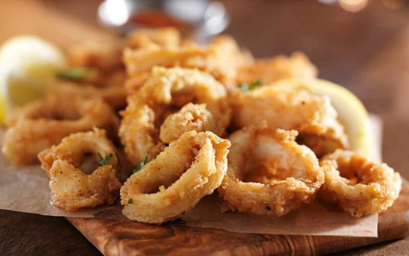 anelli-di-calamari-croccanti-leggerissimi,-li-faccio-senza-farina-e-tutti-li-mangiano-senza-sentirsi-in-colpa