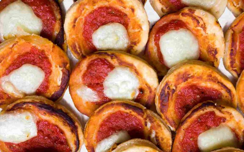 pizzette-delle-feste-le-fai-in-soli-5-minuti-e-senza-lievitazione,-non-arrivano-neanche-a-tavola,-spariscono-appena-sfornate