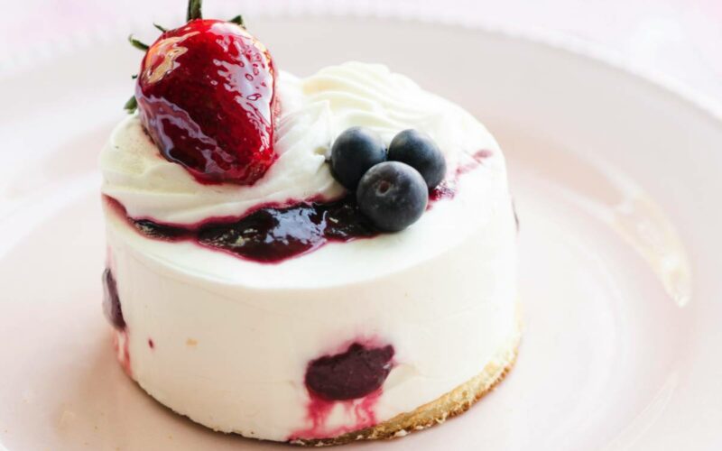 cheesecake-pronta-con-soli-4-ingredienti:-e-la-svuotafrigo-perfetta-e-ti-salva-il-pranzo-di-ogni-domenica