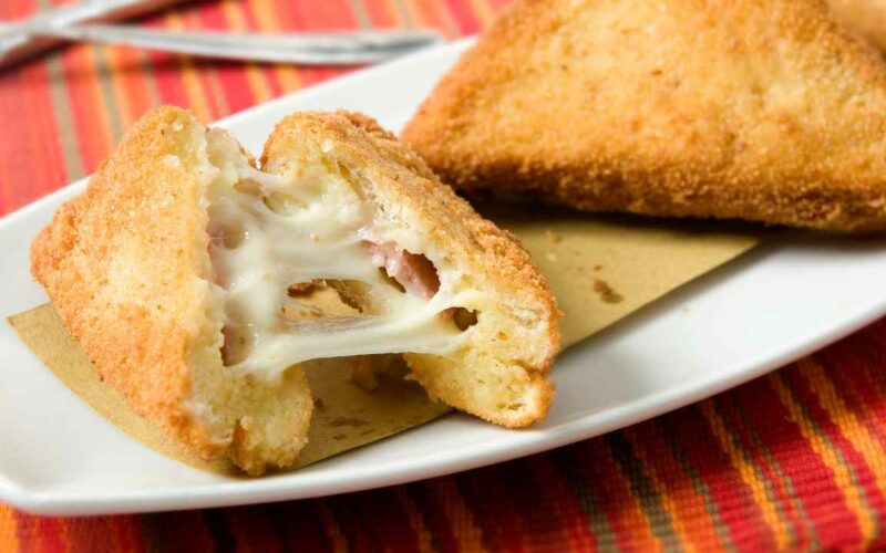 ho-salvato-due-mozzarelle-prima-della-scadenza,-cosi-le-ho-messe-insieme-per-una-ricetta-che-fila!