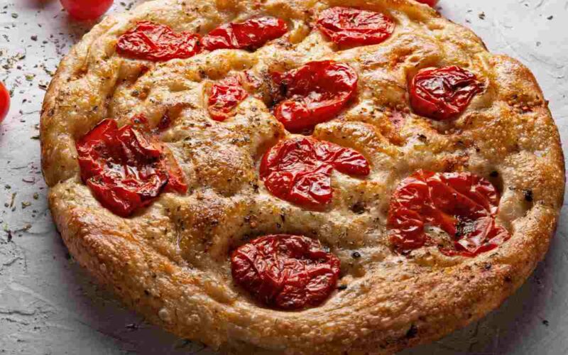 la-vera-ricetta-della-focaccia-pugliese:-lho-replicata-a-casa-e-mi-sembra-di-mangiarla-come-in-puglia