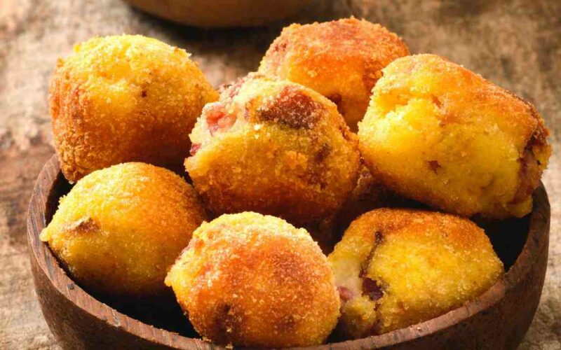 polpettine-di-patate-e-pancetta-croccantissime:-ti-dico-io-come-farle-che-scrocchiano-in-bocca,-dentro-restano-cremose-e-pure-filanti!