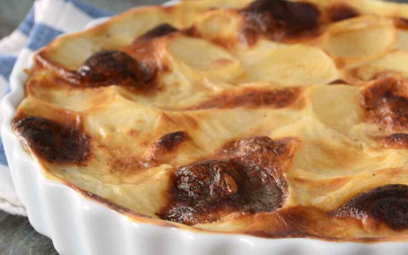 un-modo-diverso-di-mangiare-le-patate-le-ho-affogate-nella-besciamella-light-e-tanto-parmigiano,-che-spettacolo-di-cena-oggi