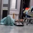 roma,-al-pronto-soccorso-mancano-le-barelle:-i-pazienti-messi-sul-pavimento