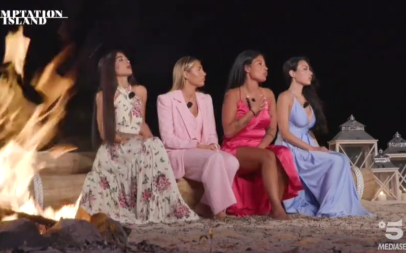 fidanzata-di-temptation-island-insieme-ad-un-tentatore?-si-baciavano,-la-segnalazione-bomba