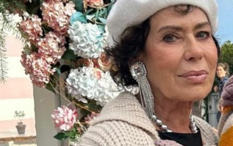 corinne-clery:-in-famiglia-cera-una-certa-disinvoltura,-giravamo-per-casa-in-topless