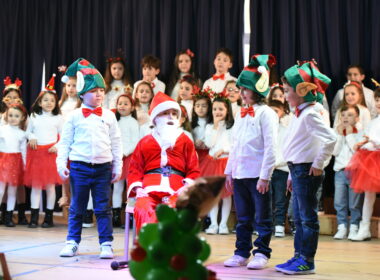 la-scuola-enrico-fermi-di-frattamaggiore-in-festa-per-natale:-tra-divertimento-e-commozione-i-bambini-portano-in-scena-babbo-natale