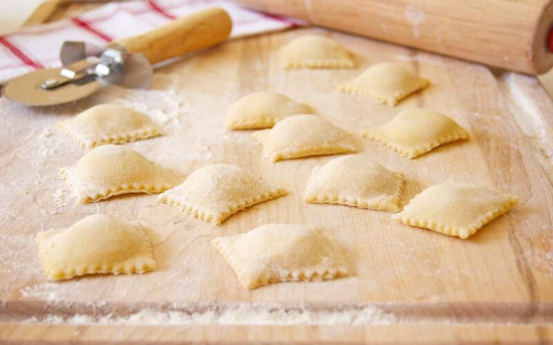 e-la-ricetta-ideale-per-chi-non-ha-voglia-di-cucinare:-ravioli-facili-facili-con-ricotta-e-bresaola