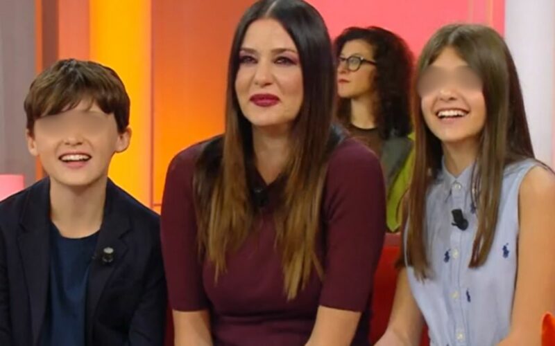 alessia-fabiani-presenta-i-figli-in-tv:-a-12-anni-sono-due-attori-emergenti