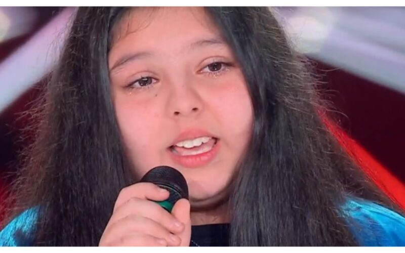 the-voice-kids,-annamaria-vittima-di-bullismo-si-blocca-sul-palco-ma-conquista-tutti-video