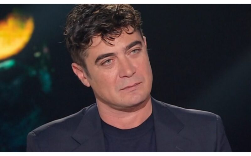 aldo-grasso-infilza-riccardo-scamarcio-dopo-lintervista-a-belve:-si-crede-carmelo-bene