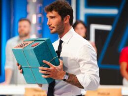 affari-tuoi,-il-complimento-della-concorrente-a-stefano-de-martino-imbarazza-lo-studio:-cosi-no