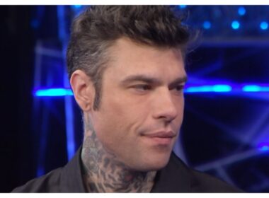 sara-sanremo,-fedez-confuso-non-riesce-quasi-a-parlaree-carlo-conti-lo-accompagna-alluscita