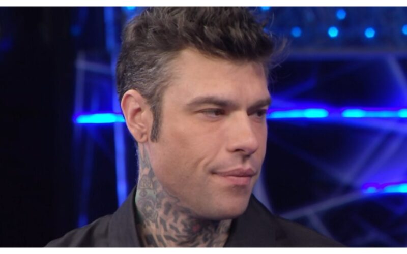 sara-sanremo,-fedez-confuso-non-riesce-quasi-a-parlaree-carlo-conti-lo-accompagna-alluscita