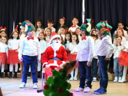 la-scuola-enrico-fermi-di-frattamaggiore-in-festa-per-natale:-tra-divertimento-e-commozione-i-bambini-portano-in-scena-babbo-natale