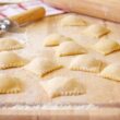 e-la-ricetta-ideale-per-chi-non-ha-voglia-di-cucinare:-ravioli-facili-facili-con-ricotta-e-bresaola