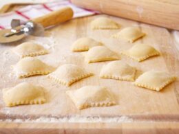 e-la-ricetta-ideale-per-chi-non-ha-voglia-di-cucinare:-ravioli-facili-facili-con-ricotta-e-bresaola