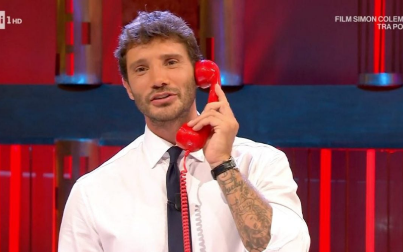 stefano-de-martino-infrange-ogni-aspettativa:-ascolti-stellari-per-affari-tuoi-ma-ce-chi-lo-critica