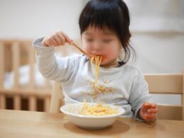 bucato-sicuro-per-i-bambini:-i-consigli-per-lavare-e-smacchiare-evitando-ogni-rischio